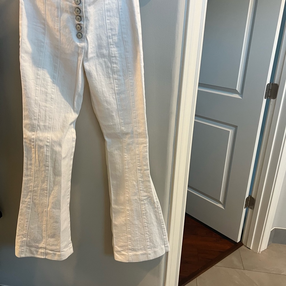 Cinq A Sept - White bell bottom leg jeans, with some stretch